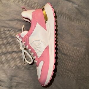 Woman Micheal Kors Sneakers (Like New)